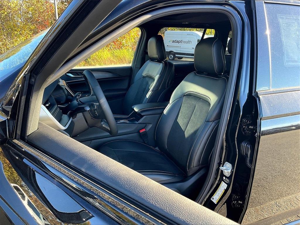 new 2025 Jeep Grand Cherokee car, priced at $41,460