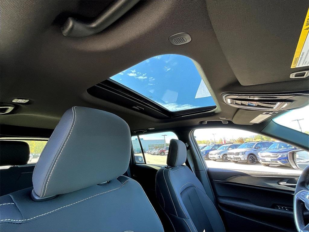 new 2025 Jeep Grand Cherokee car, priced at $40,470