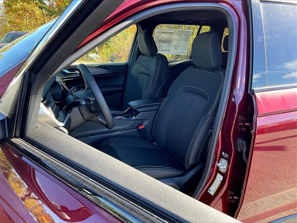 new 2025 Jeep Grand Cherokee car, priced at $40,470