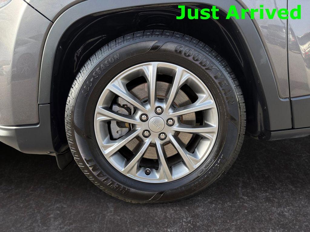 used 2019 Jeep Cherokee car, priced at $10,895