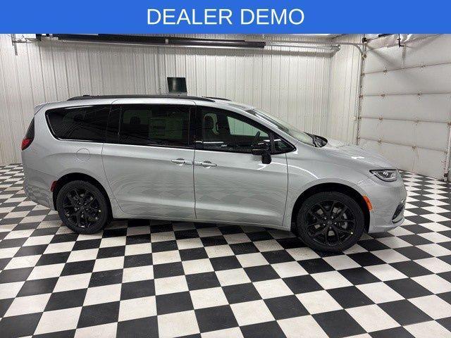 new 2026 Chrysler Pacifica car, priced at $45,370