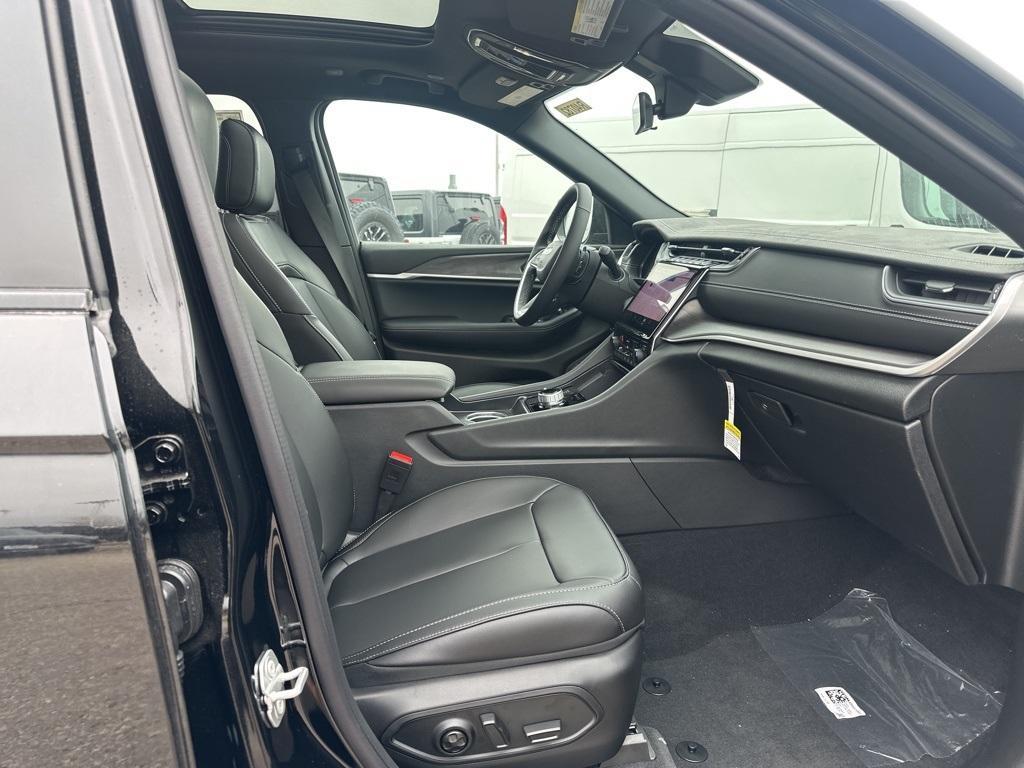 new 2025 Jeep Grand Cherokee car, priced at $45,490