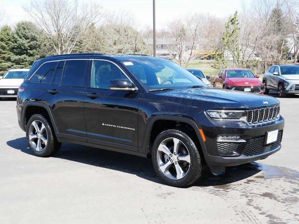 new 2025 Jeep Grand Cherokee car, priced at $45,990