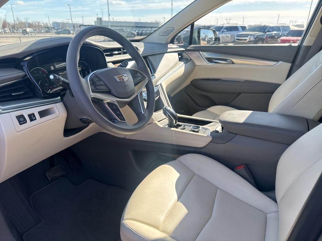 used 2025 Cadillac XT5 car, priced at $40,000
