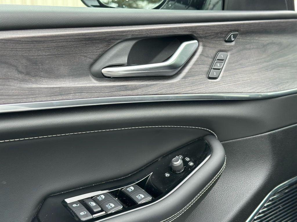 used 2023 Jeep Grand Cherokee car, priced at $35,480