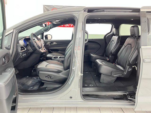 used 2025 Chrysler Pacifica car, priced at $28,496