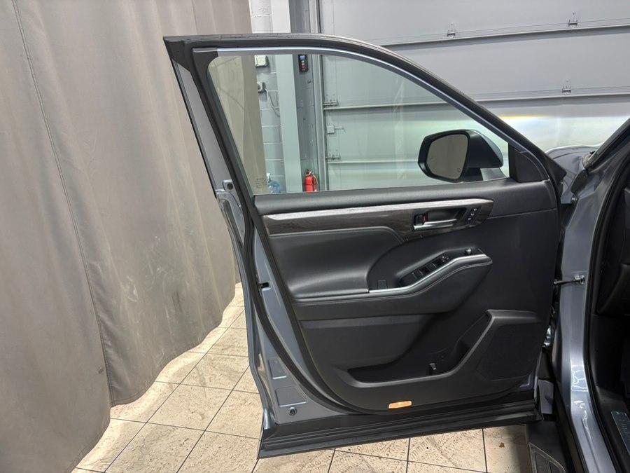 used 2022 Toyota Highlander car, priced at $33,595