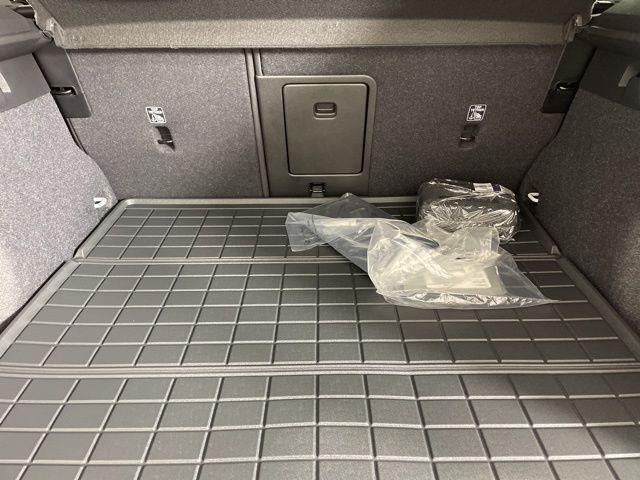 new 2025 Volvo XC40 car, priced at $40,000