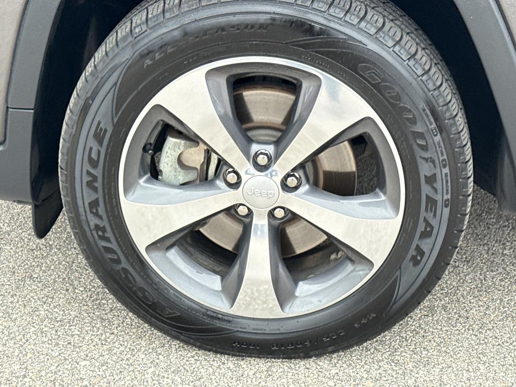 used 2019 Jeep Cherokee car, priced at $18,995