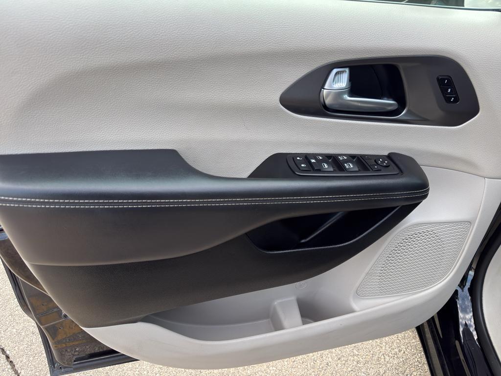 used 2024 Chrysler Pacifica car, priced at $28,995