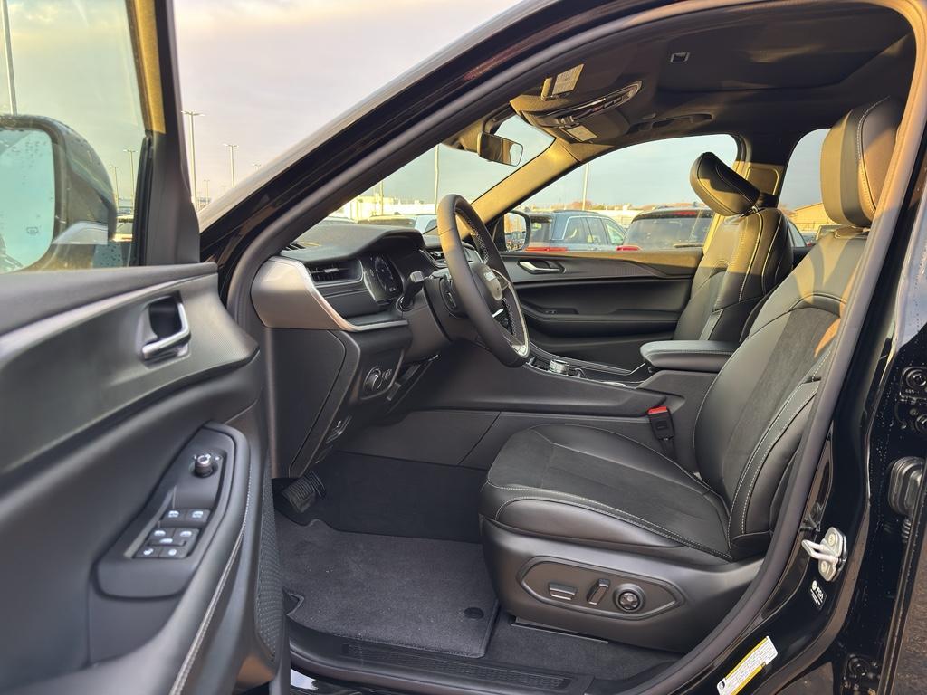 new 2025 Jeep Grand Cherokee car, priced at $46,687