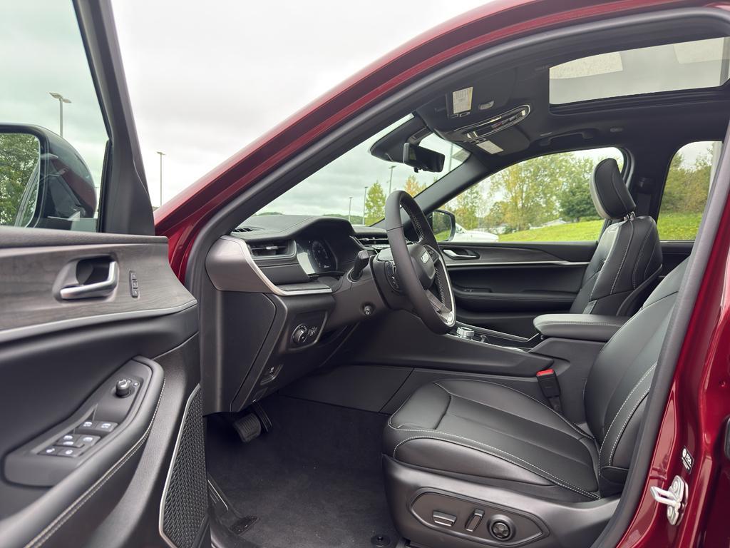 new 2025 Jeep Grand Cherokee car, priced at $56,209