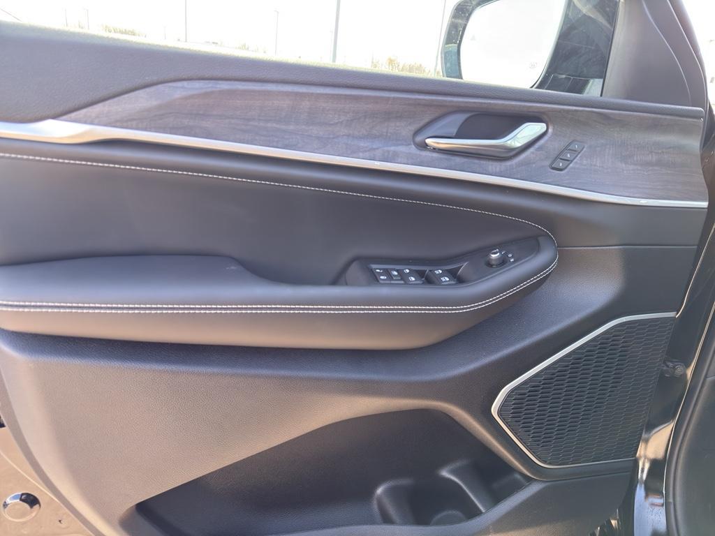 new 2026 Jeep Grand Cherokee car, priced at $56,061