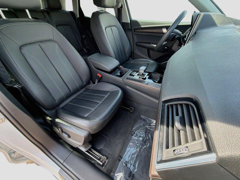 Audi Q5 view 14