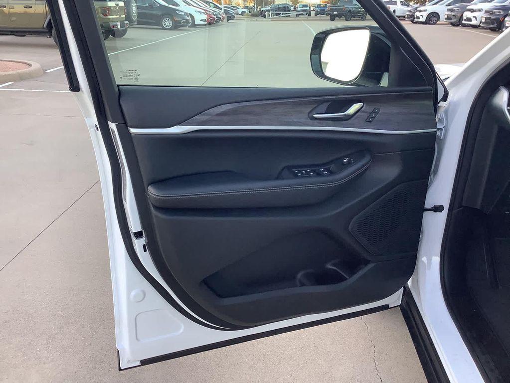 new 2025 Jeep Grand Cherokee car, priced at $41,650