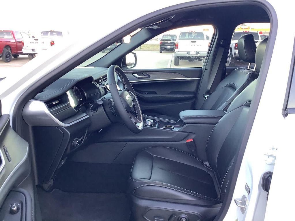 new 2025 Jeep Grand Cherokee car, priced at $41,650