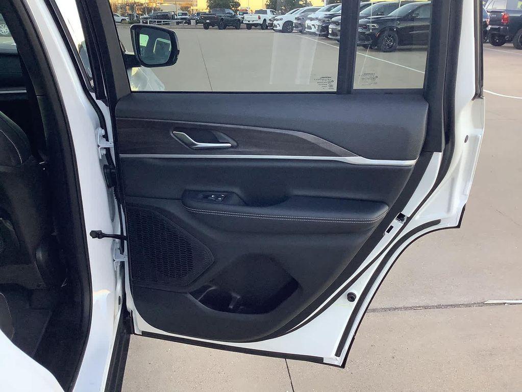 new 2025 Jeep Grand Cherokee car, priced at $41,650