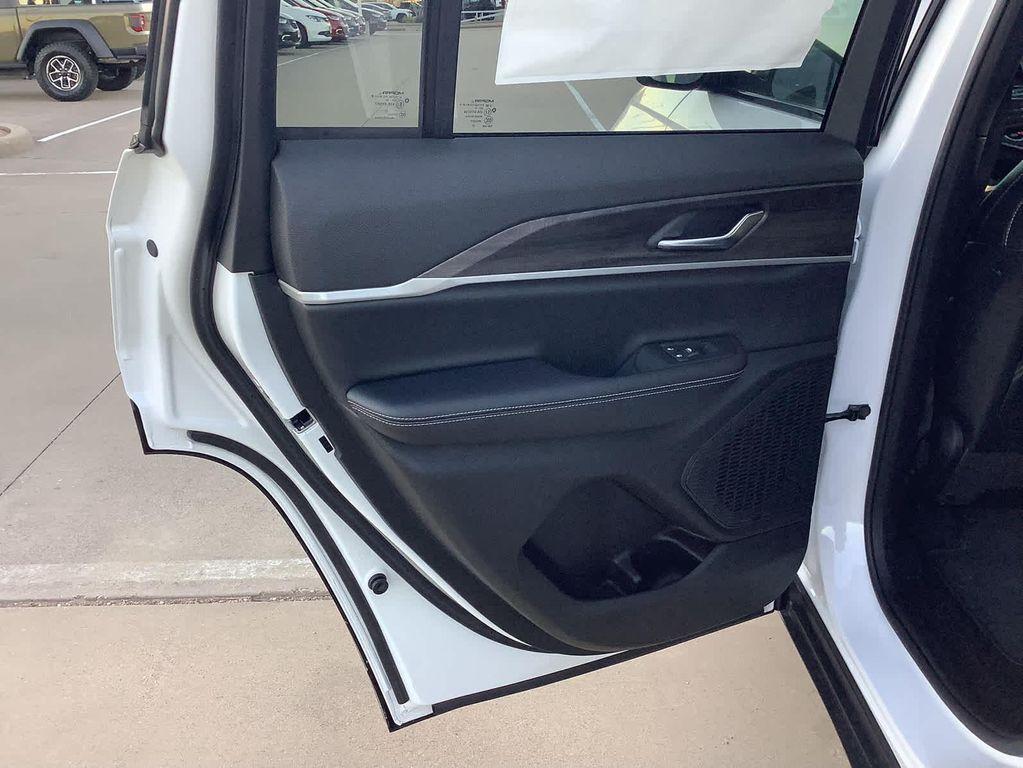 new 2025 Jeep Grand Cherokee car, priced at $41,650