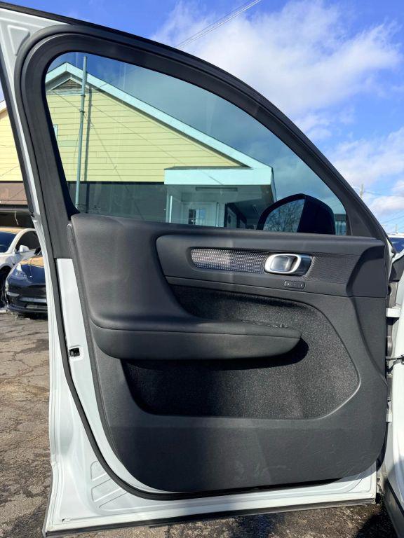 used 2020 Volvo XC40 car, priced at $13,499