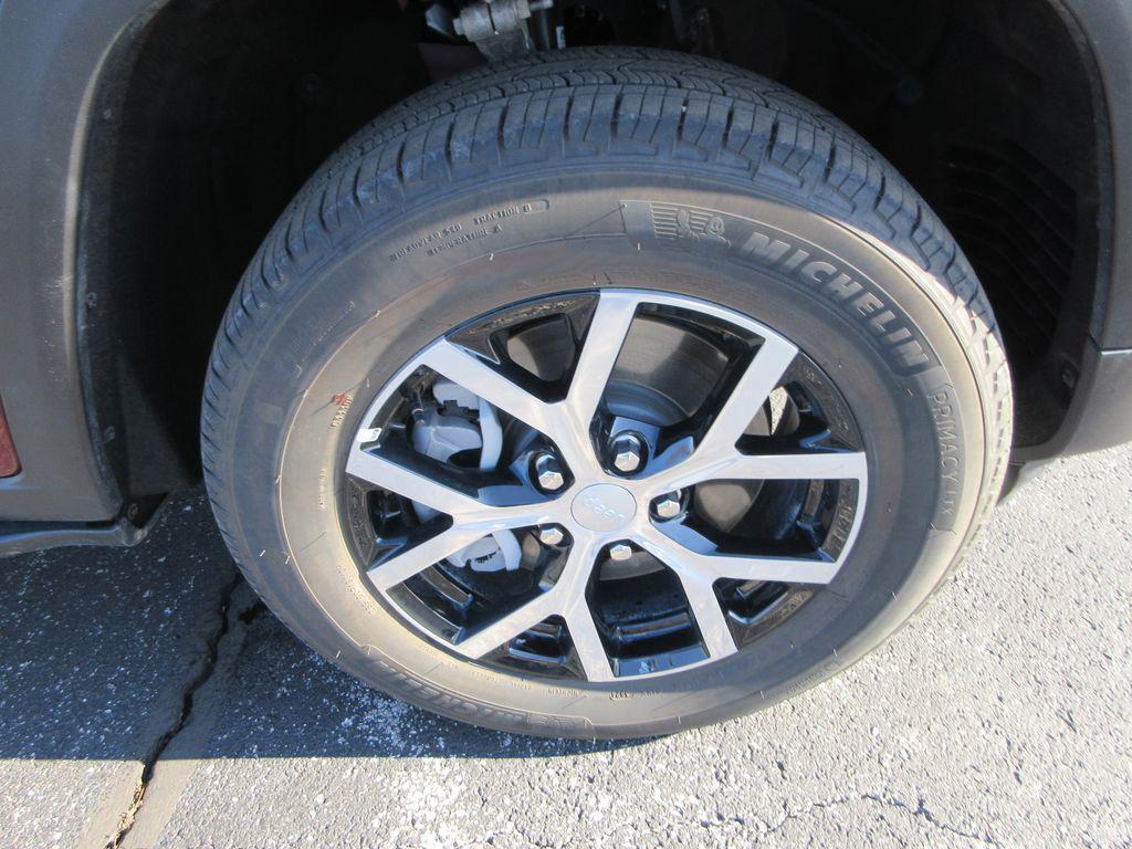 used 2025 Jeep Grand Cherokee L car, priced at $39,700