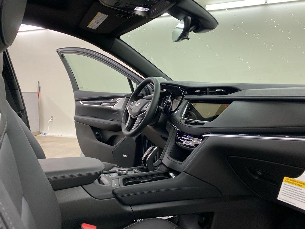 new 2025 Cadillac XT5 car, priced at $50,999