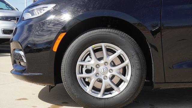 new 2026 Chrysler Pacifica car, priced at $39,225