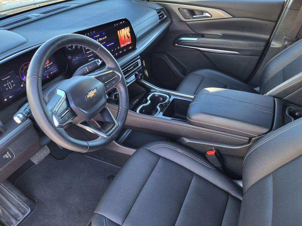 used 2025 Chevrolet Traverse car, priced at $35,995