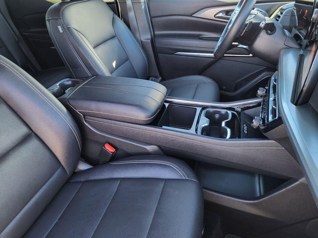 used 2025 Chevrolet Traverse car, priced at $35,995