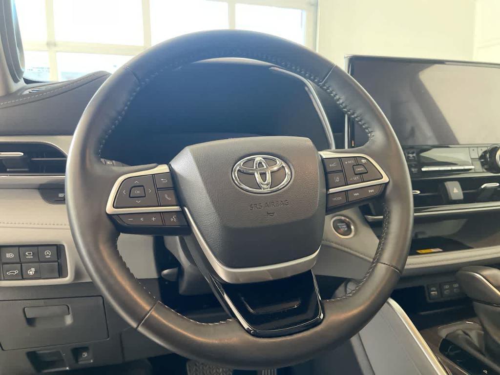 used 2024 Toyota Highlander car, priced at $44,012