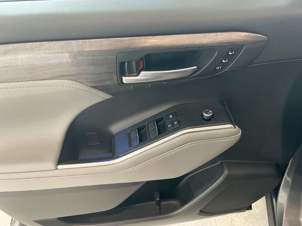used 2022 Toyota Highlander car, priced at $37,981