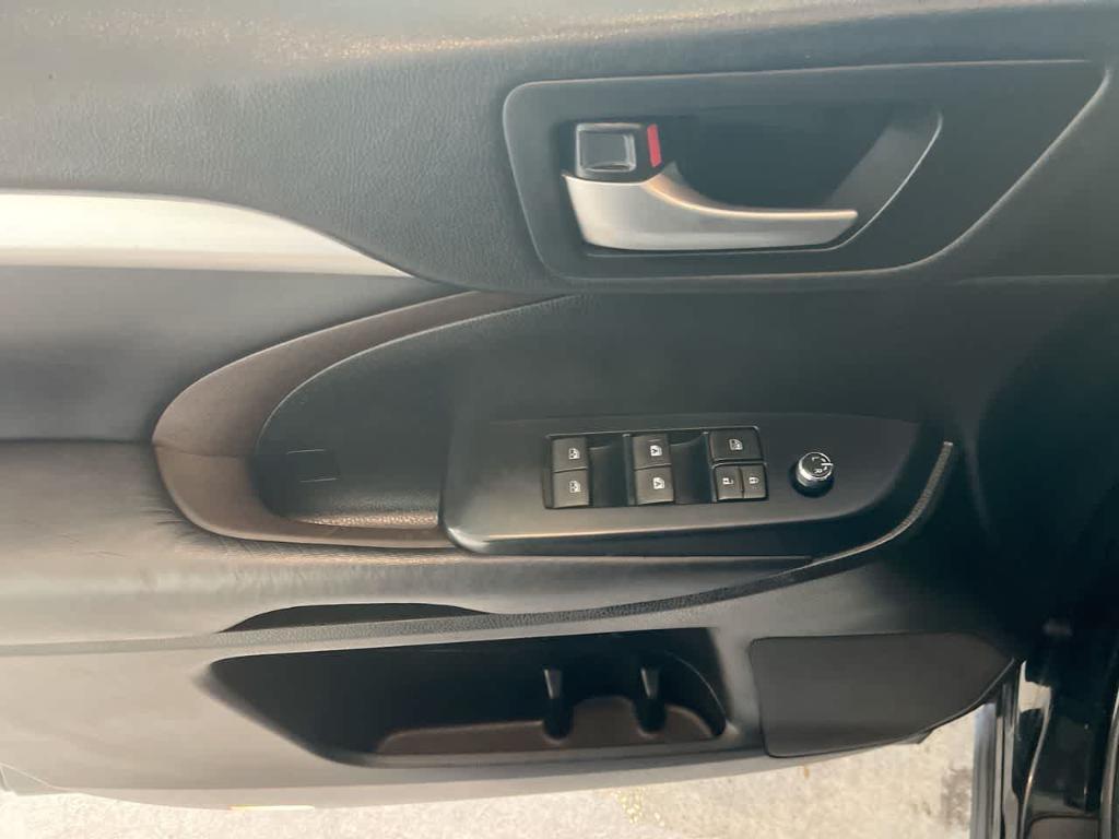 used 2018 Toyota Highlander car, priced at $25,371