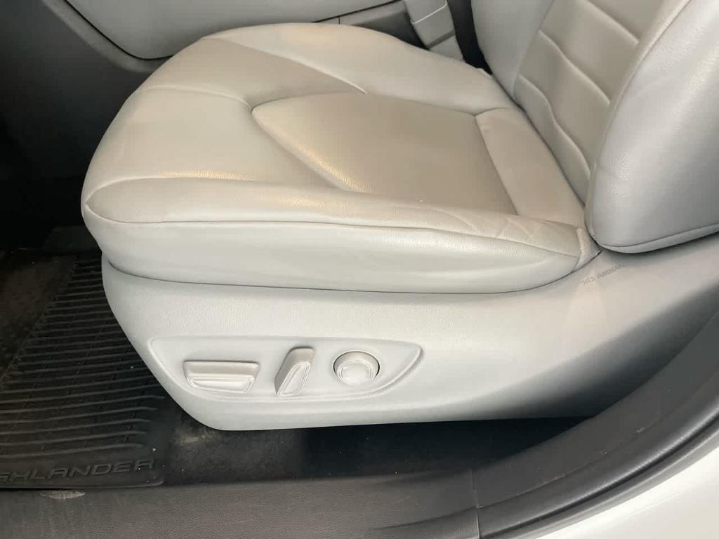 used 2022 Toyota Highlander Hybrid car, priced at $35,995