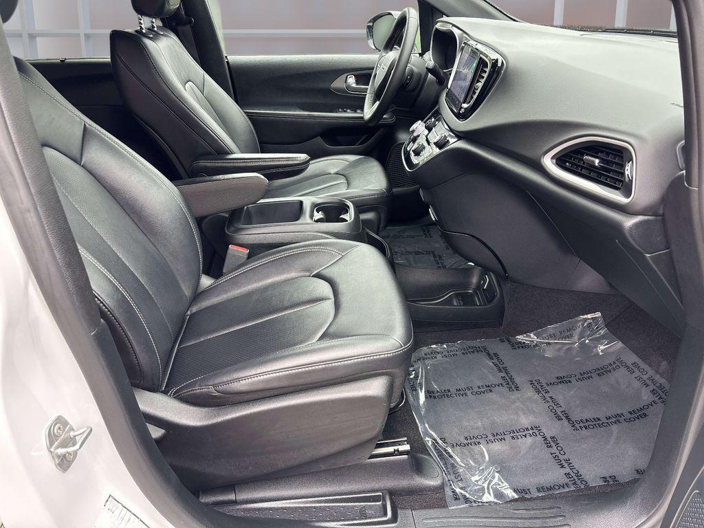 used 2025 Chrysler Pacifica car, priced at $28,989