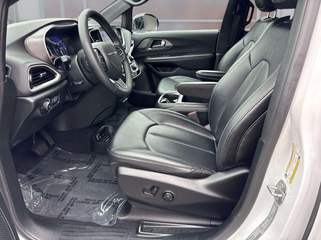 used 2025 Chrysler Pacifica car, priced at $28,989