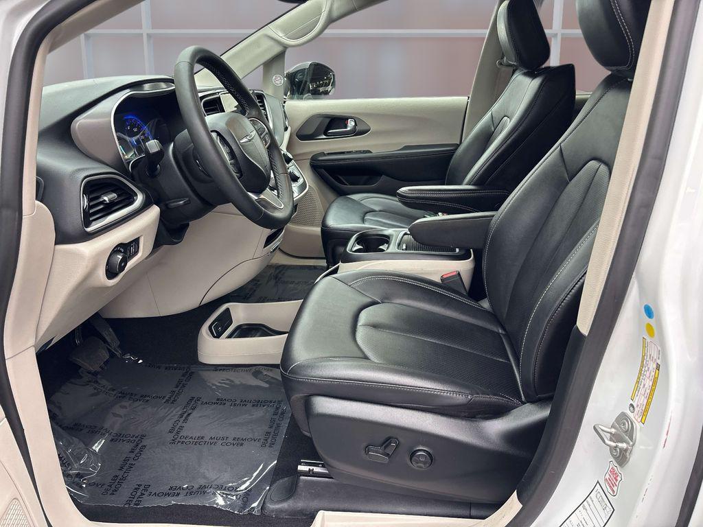 used 2024 Chrysler Pacifica car, priced at $28,395