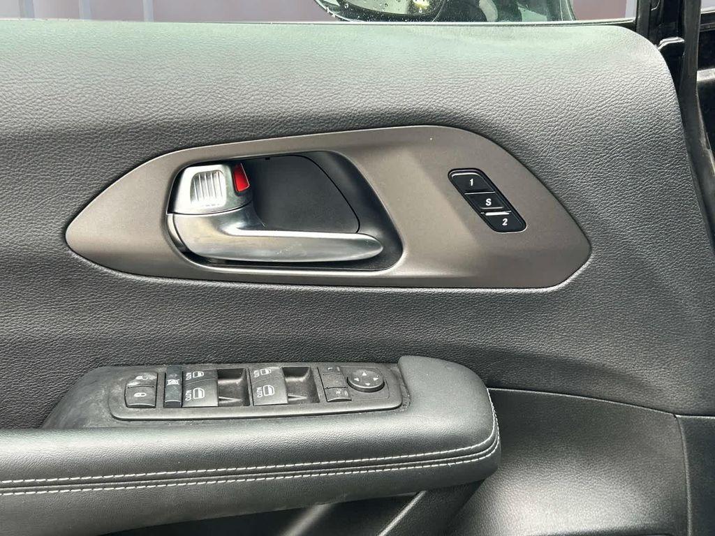 used 2025 Chrysler Pacifica car, priced at $27,885