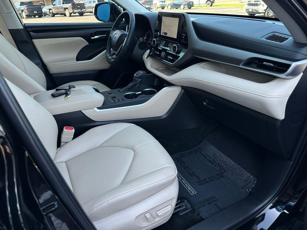 used 2025 Toyota Highlander car, priced at $43,928