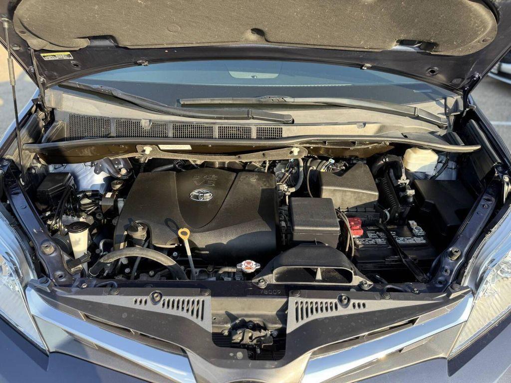 2019 Parisian Night Pearl Toyota Sienna
