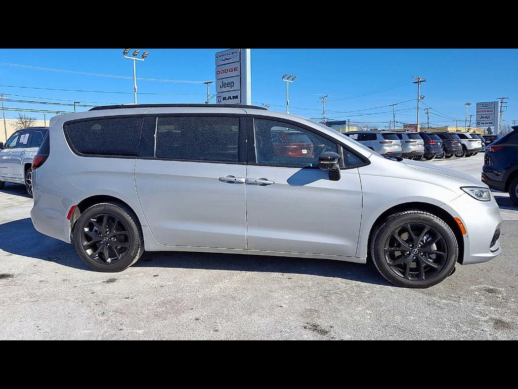 new 2026 Chrysler Pacifica car, priced at $57,740