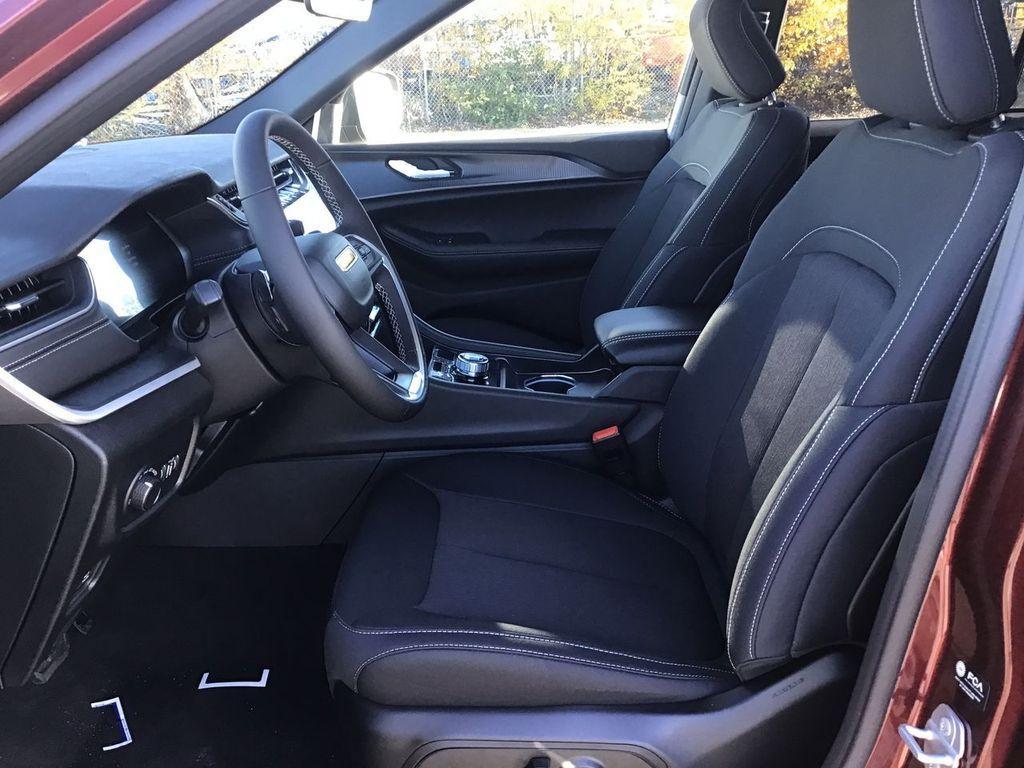 new 2025 Jeep Grand Cherokee car, priced at $38,401