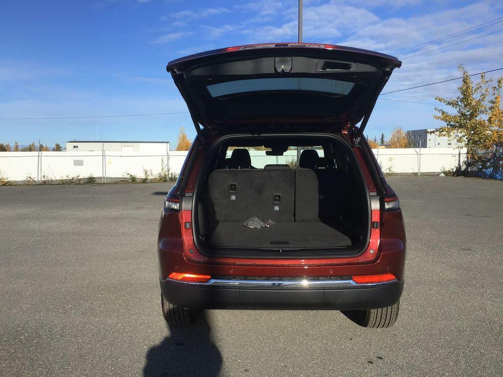 new 2025 Jeep Grand Cherokee car, priced at $38,401