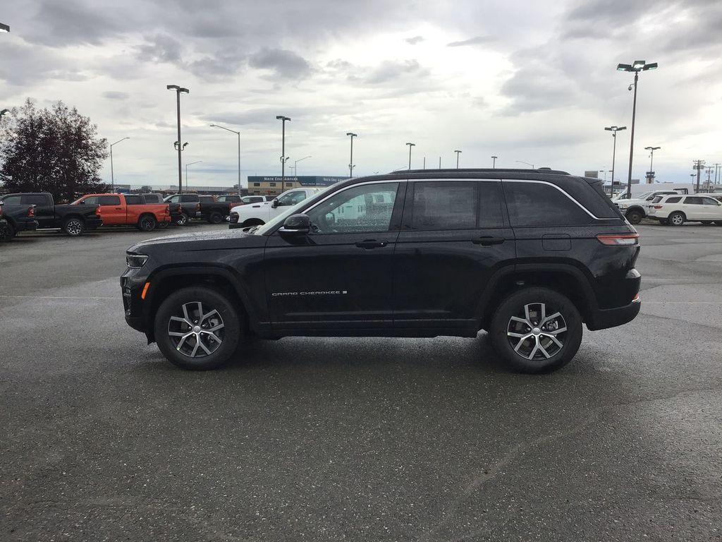 new 2025 Jeep Grand Cherokee car, priced at $42,501