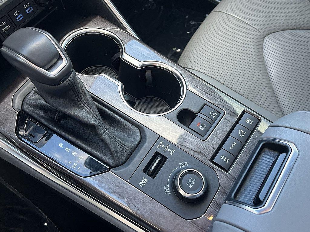 used 2022 Toyota Highlander car, priced at $36,411