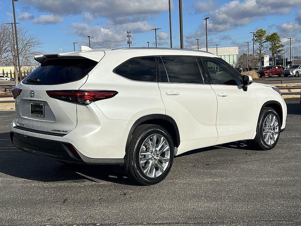 used 2022 Toyota Highlander car, priced at $36,411