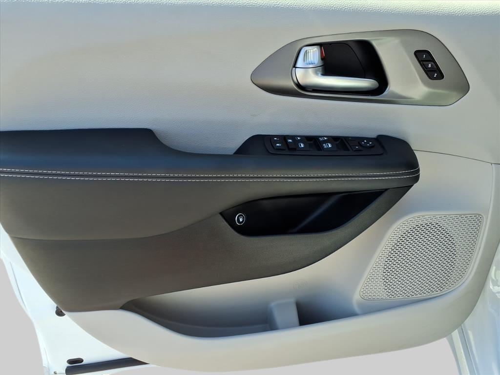 used 2024 Chrysler Pacifica Hybrid car, priced at $28,826