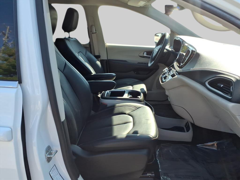 used 2024 Chrysler Pacifica Hybrid car, priced at $28,826