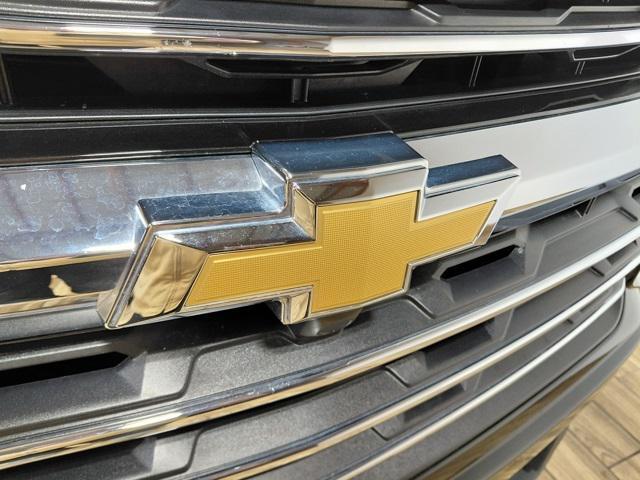 used 2025 Chevrolet Traverse car, priced at $36,997