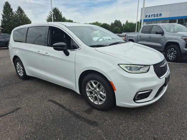 used 2025 Chrysler Pacifica car, priced at $28,499