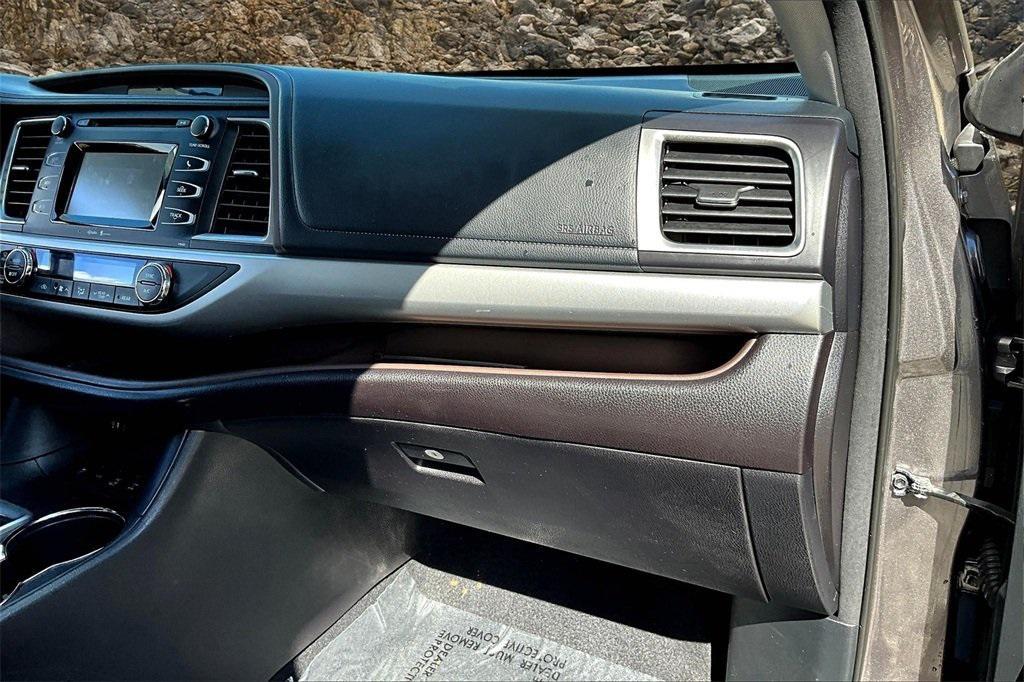 used 2015 Toyota Highlander car, priced at $11,995