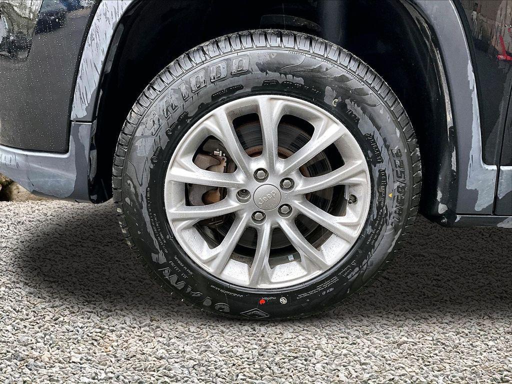 used 2019 Jeep Cherokee car, priced at $11,495